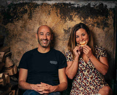 Dan Richer and Katie Parla sitting down eating pizza