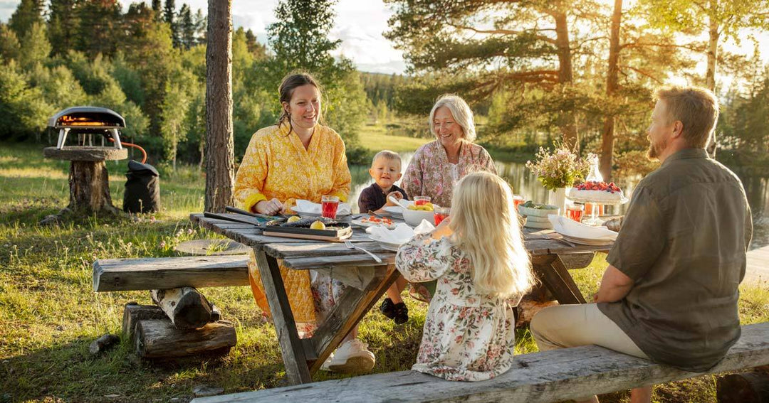 Family celebrating Midsummer with Koda 16 pizza oven