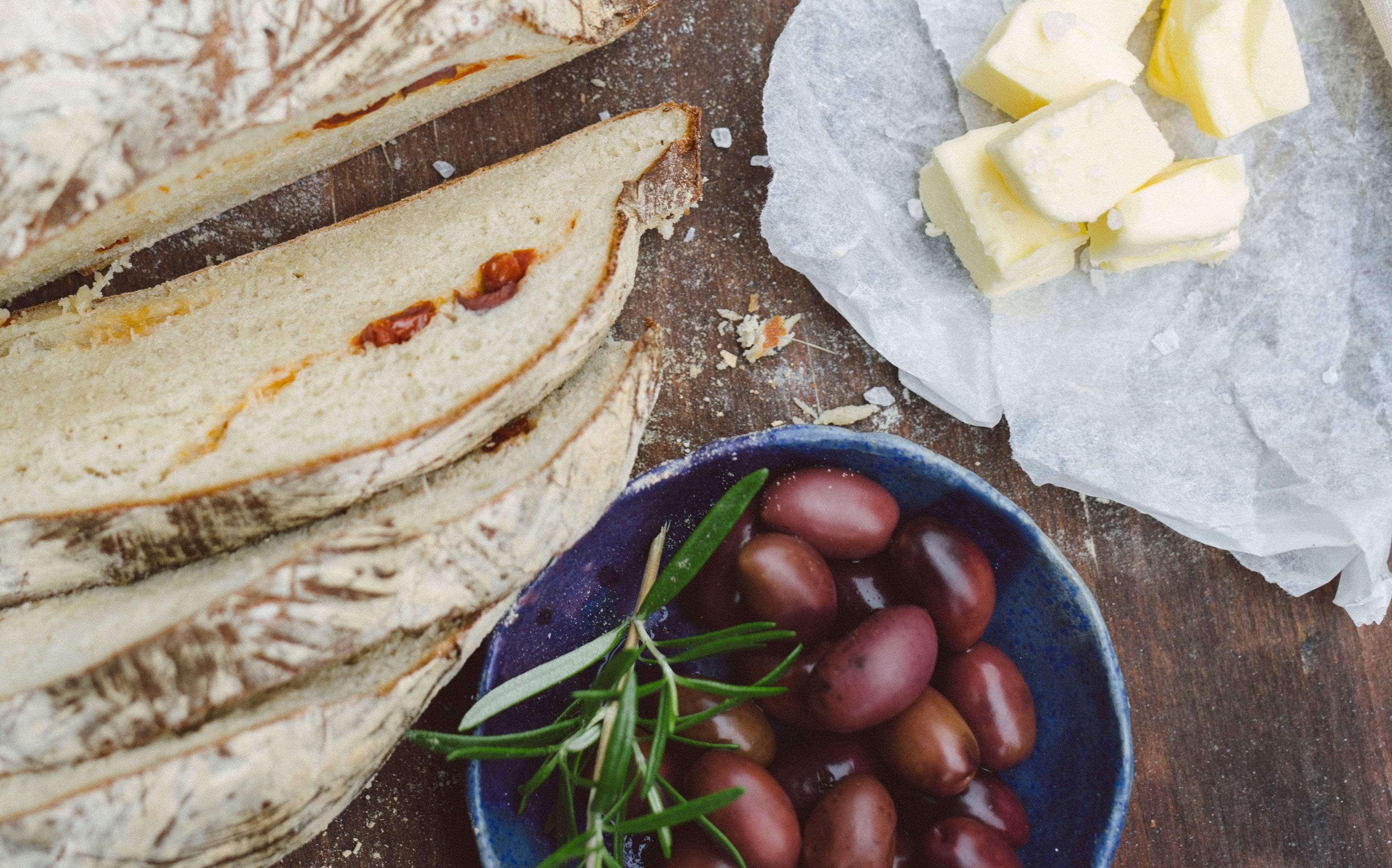 Rezept für Brot mit Oliven und sonnengetrockneten Tomaten — Ooni Europe