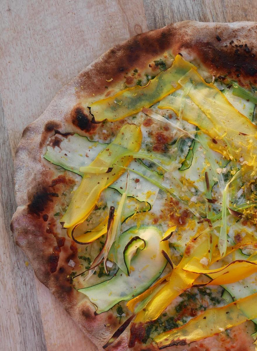 Rezept für Zucchini-Streifenpizza mit Frühlingszwiebeln und Knoblauchbutter — Ooni Europe
