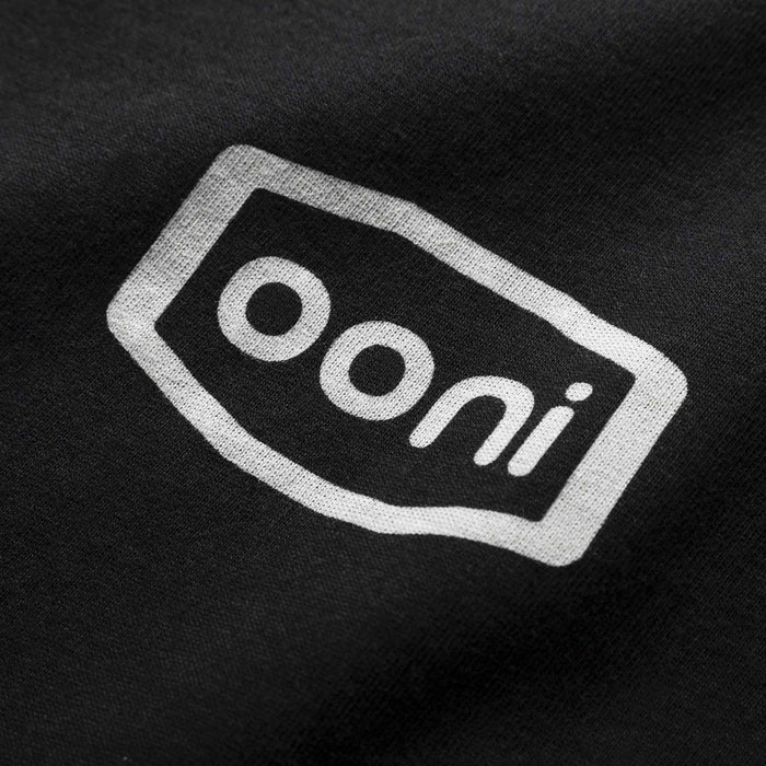 Ooni Badge T-shirt – Adult (Black) - Ooni Europe | Click this image to open up the product gallery modal. The product gallery modal allows the images to be zoomed in on.